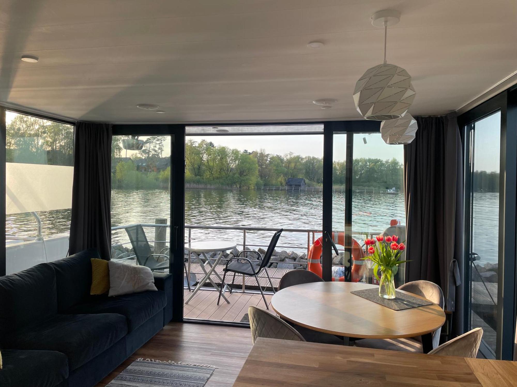Отель Modernes Festliegendes Hausboot Mit Grosszuegiger Dachterrasse Und Ruderboot Рёбель Экстерьер фото